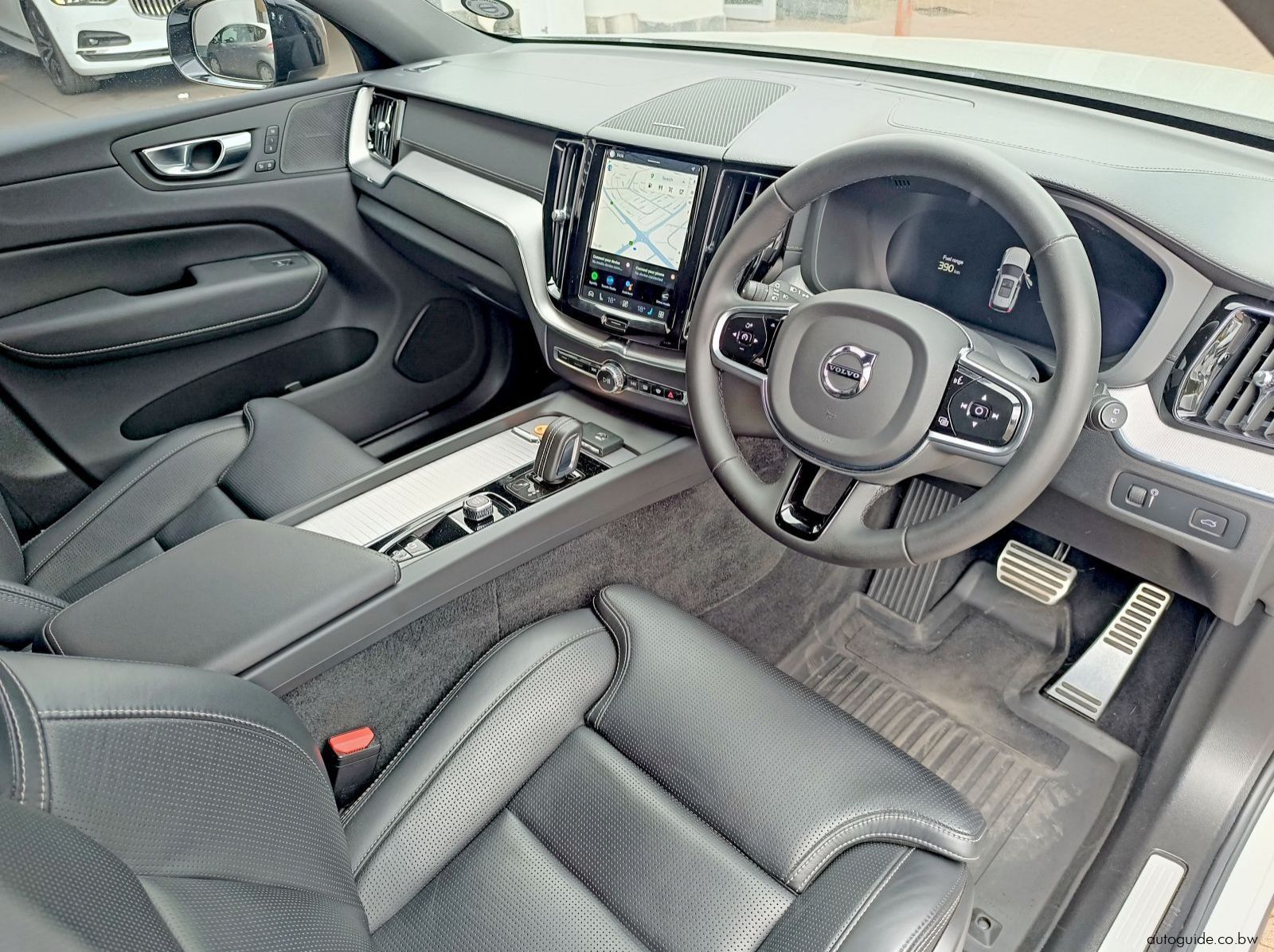 2022 Volvo XC60 B5 AWD pictures