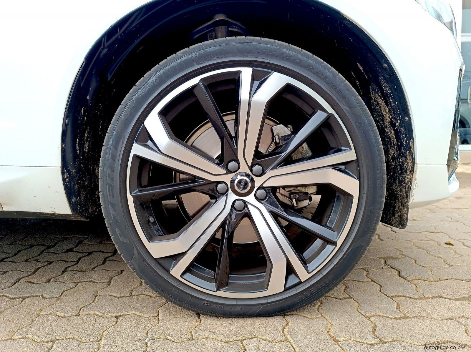 2022 Volvo XC60 B5 AWD pictures