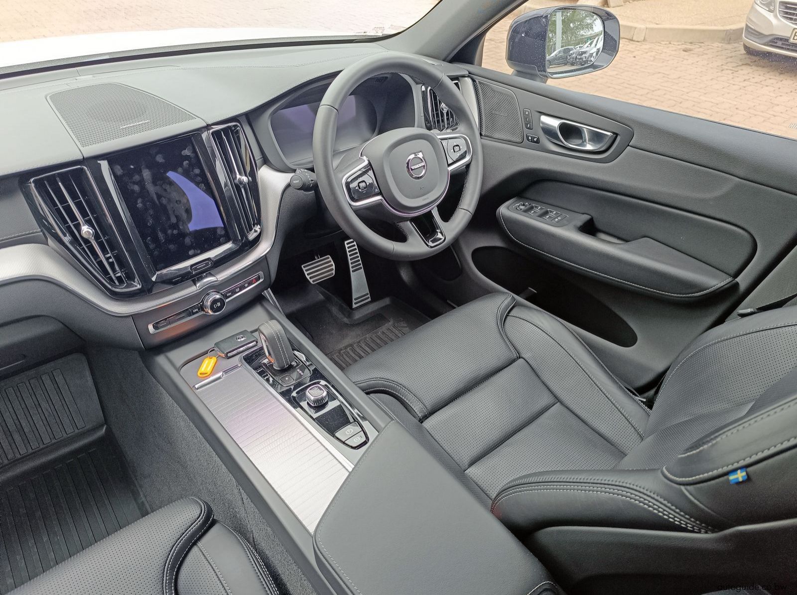 2022 Volvo XC60 B5 AWD pictures