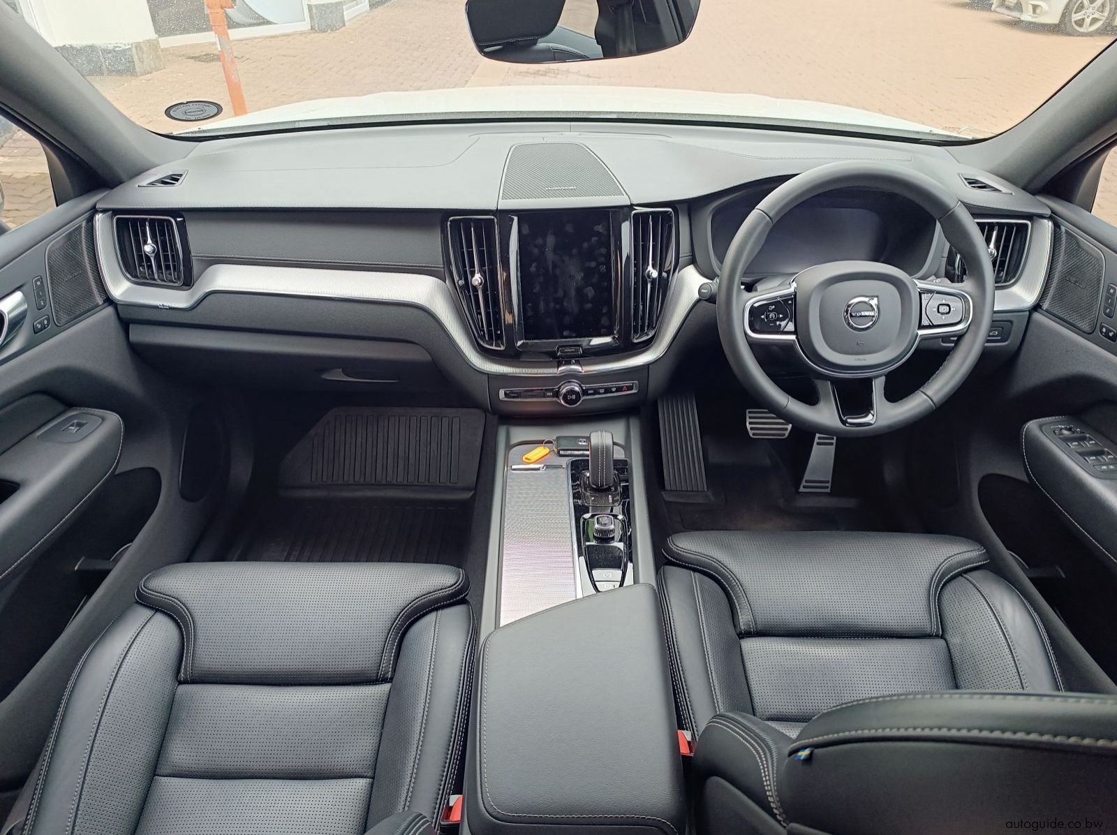 2022 Volvo XC60 B5 AWD pictures
