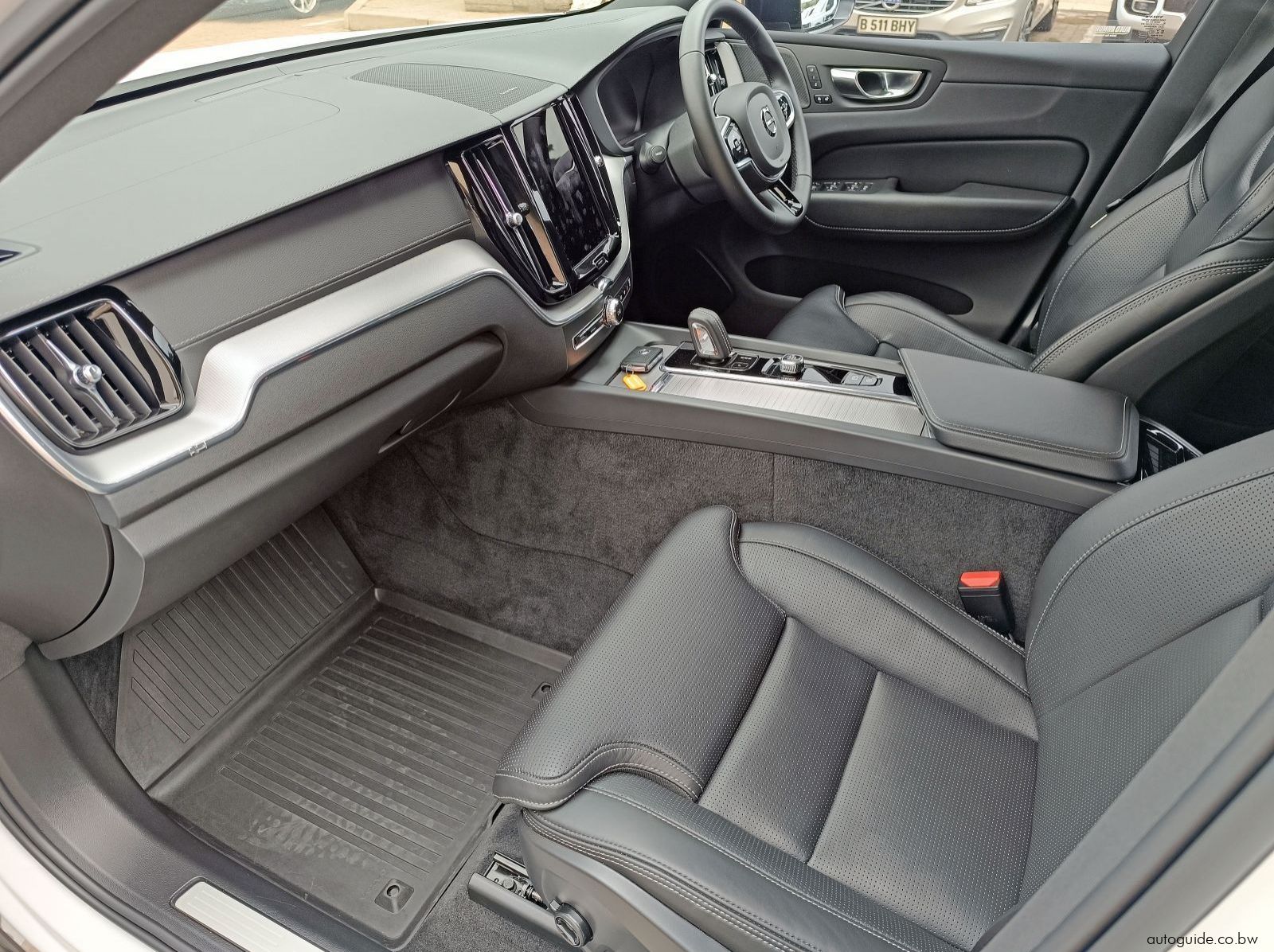 2022 Volvo XC60 B5 AWD pictures