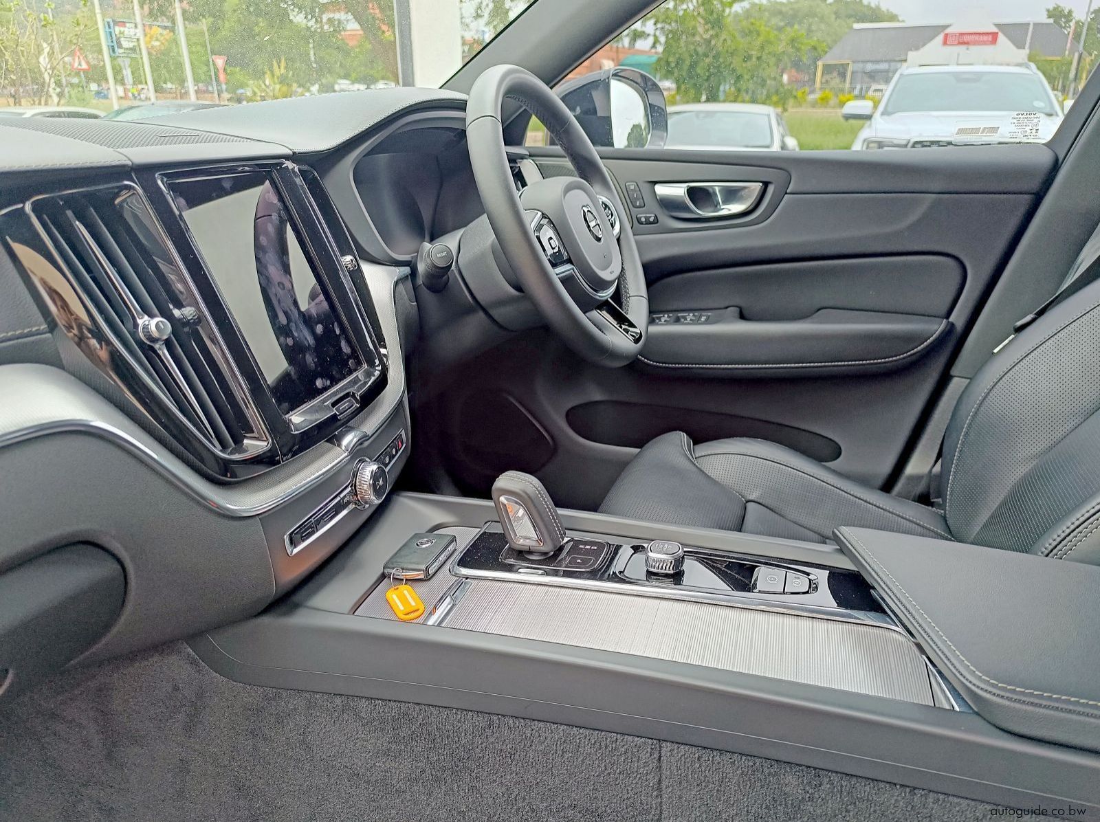 2022 Volvo XC60 B5 AWD pictures