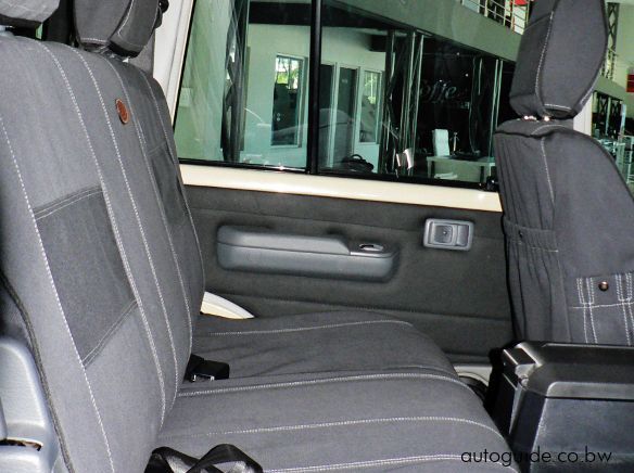 2018 Toyota Land Cruiser LX V8 pictures