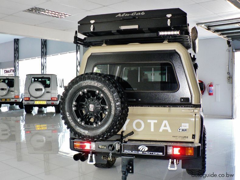 2018 Toyota Land Cruiser LX V8 pictures