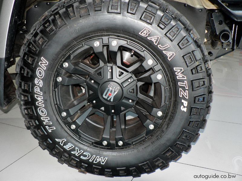 2018 Toyota Land Cruiser LX V8 pictures