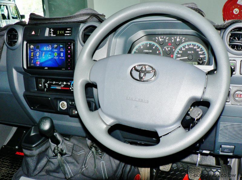 2018 Toyota Land Cruiser LX V8 pictures