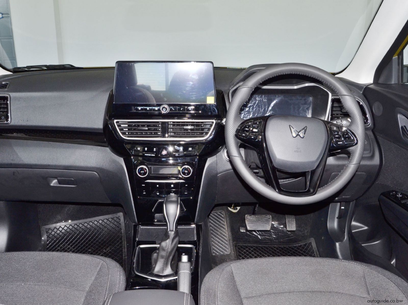 2025 Mahindra XUV 3XO A5 pictures