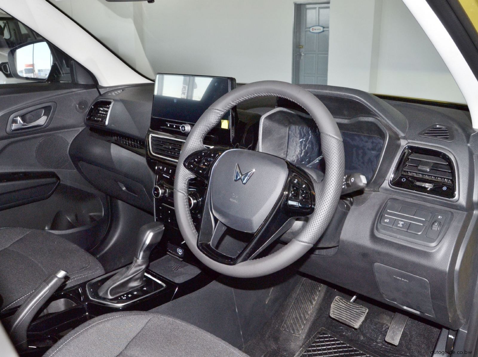 2025 Mahindra XUV 3XO A5 pictures