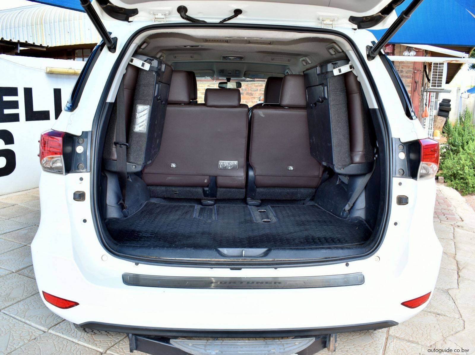 2018 Toyota Fortuner V6 pictures