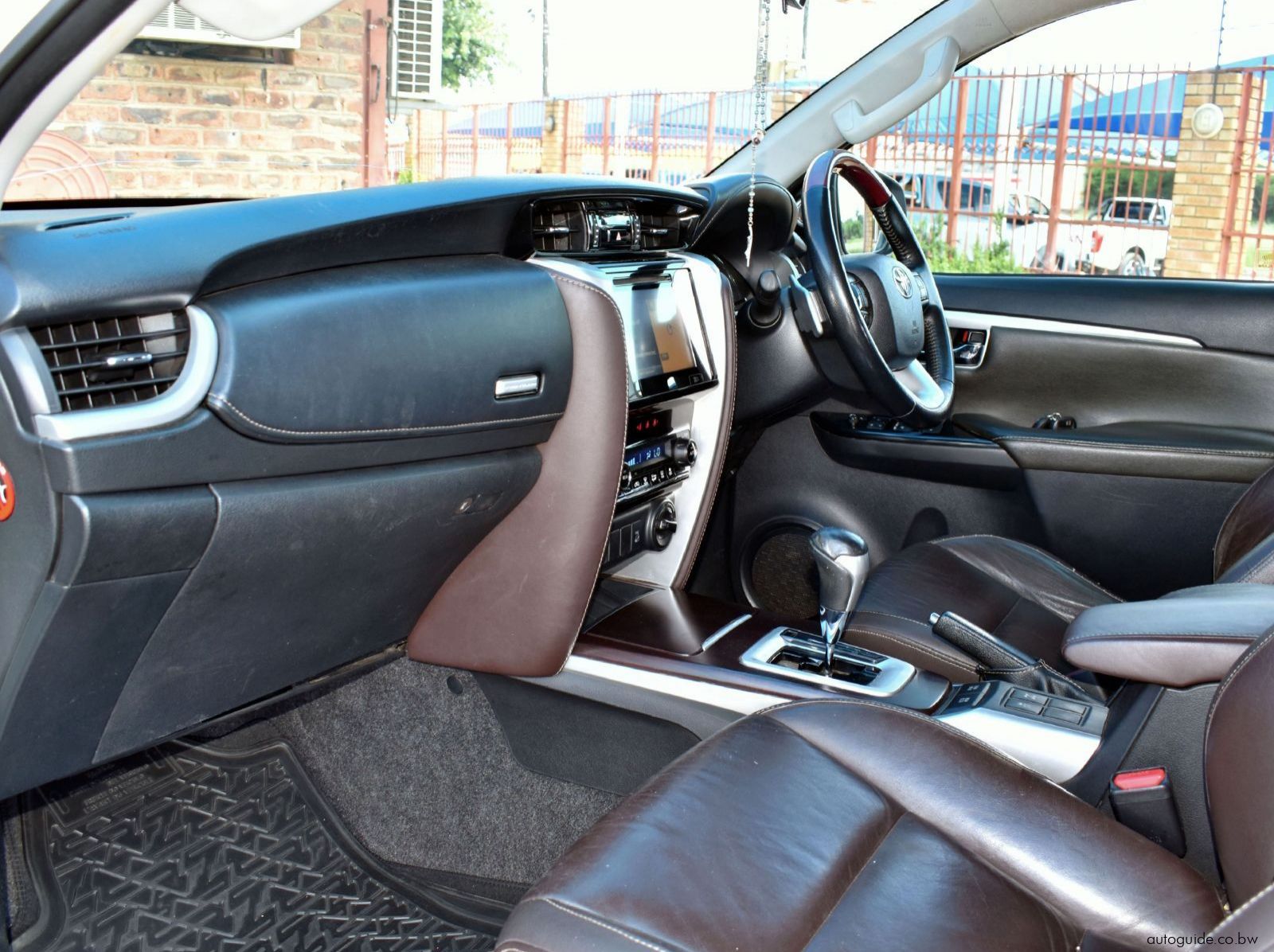 2018 Toyota Fortuner V6 pictures