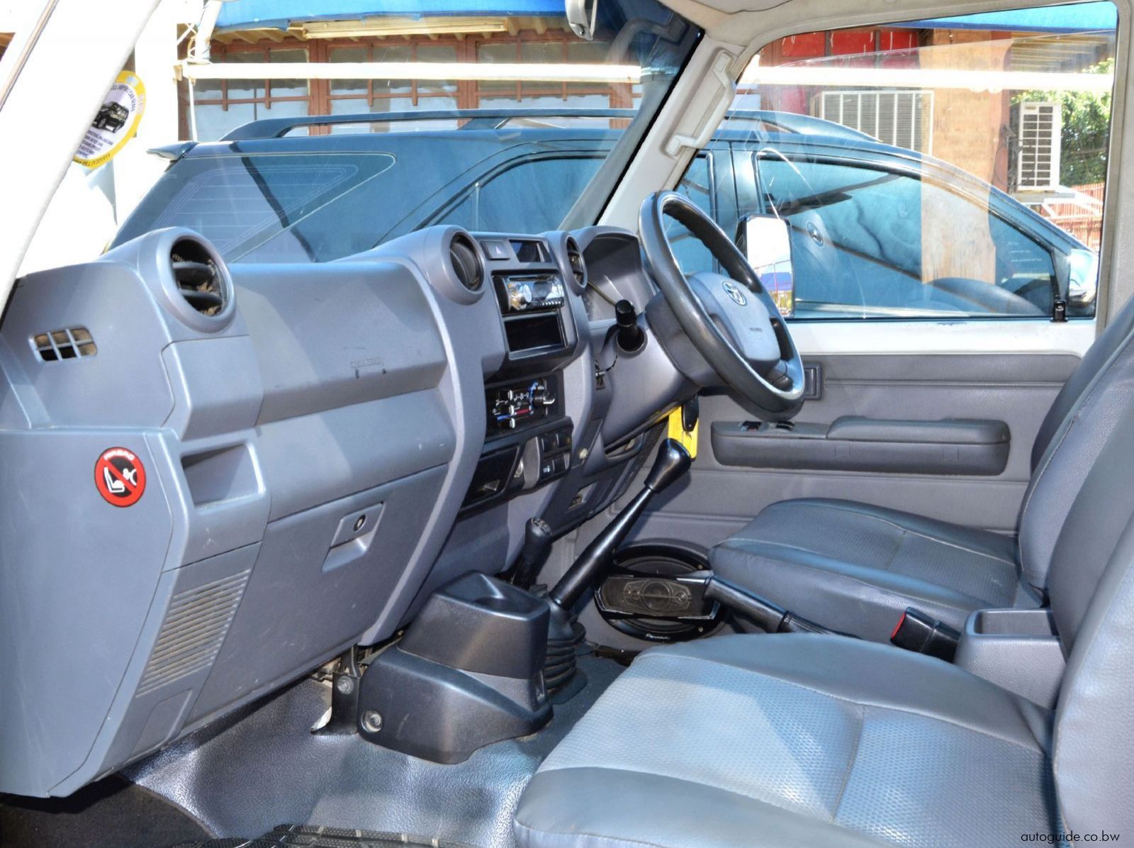 2014 Toyota Land Cruiser V6 pictures