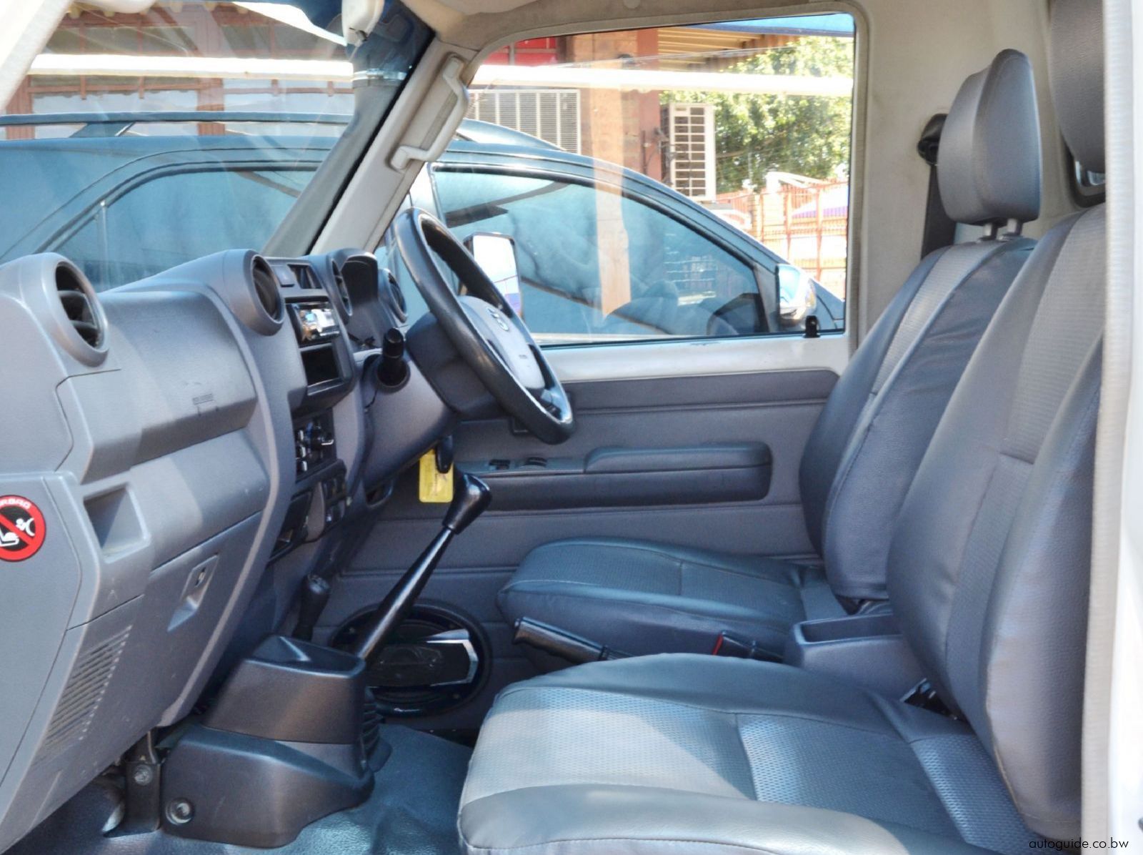 2014 Toyota Land Cruiser V6 pictures