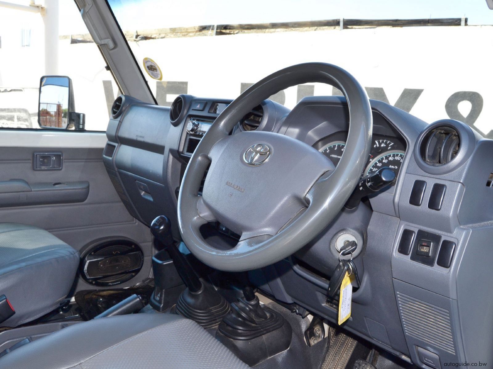 2014 Toyota Land Cruiser V6 pictures