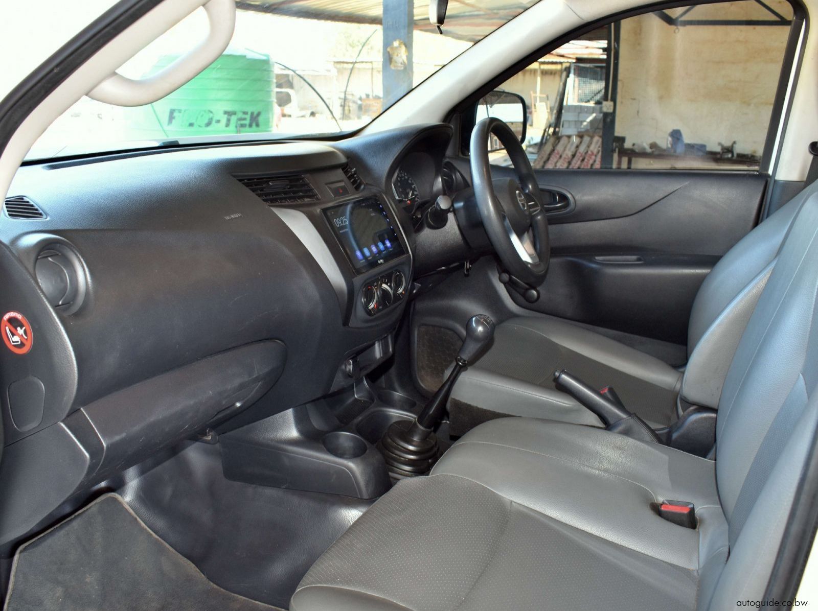 2021 Nissan Navara Baseline pictures