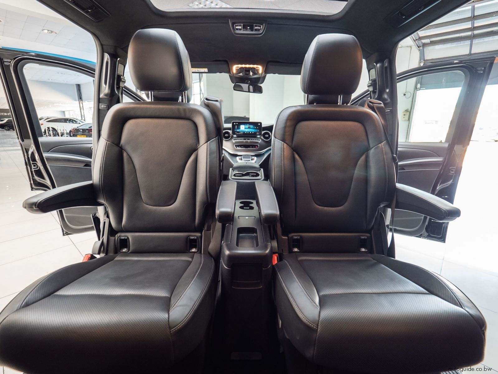 2023 Mercedes-Benz V300D photo