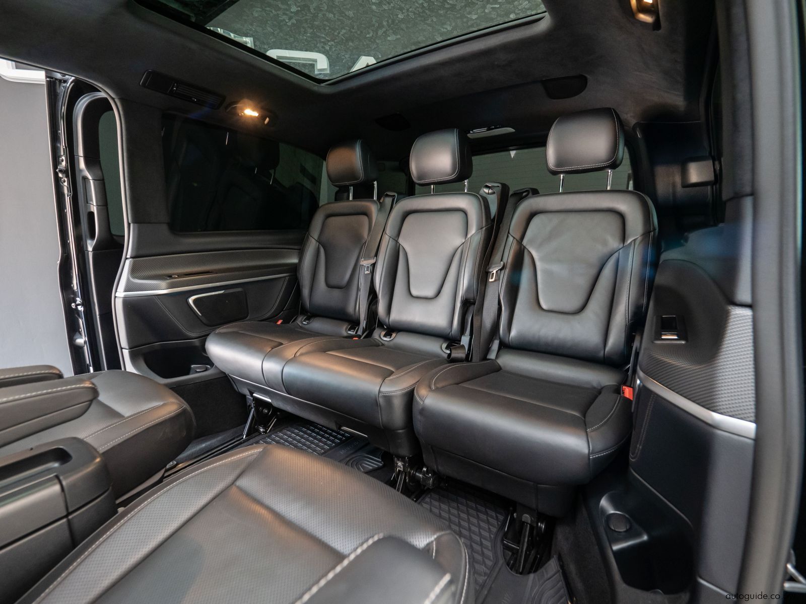 2023 Mercedes-Benz V300D photo