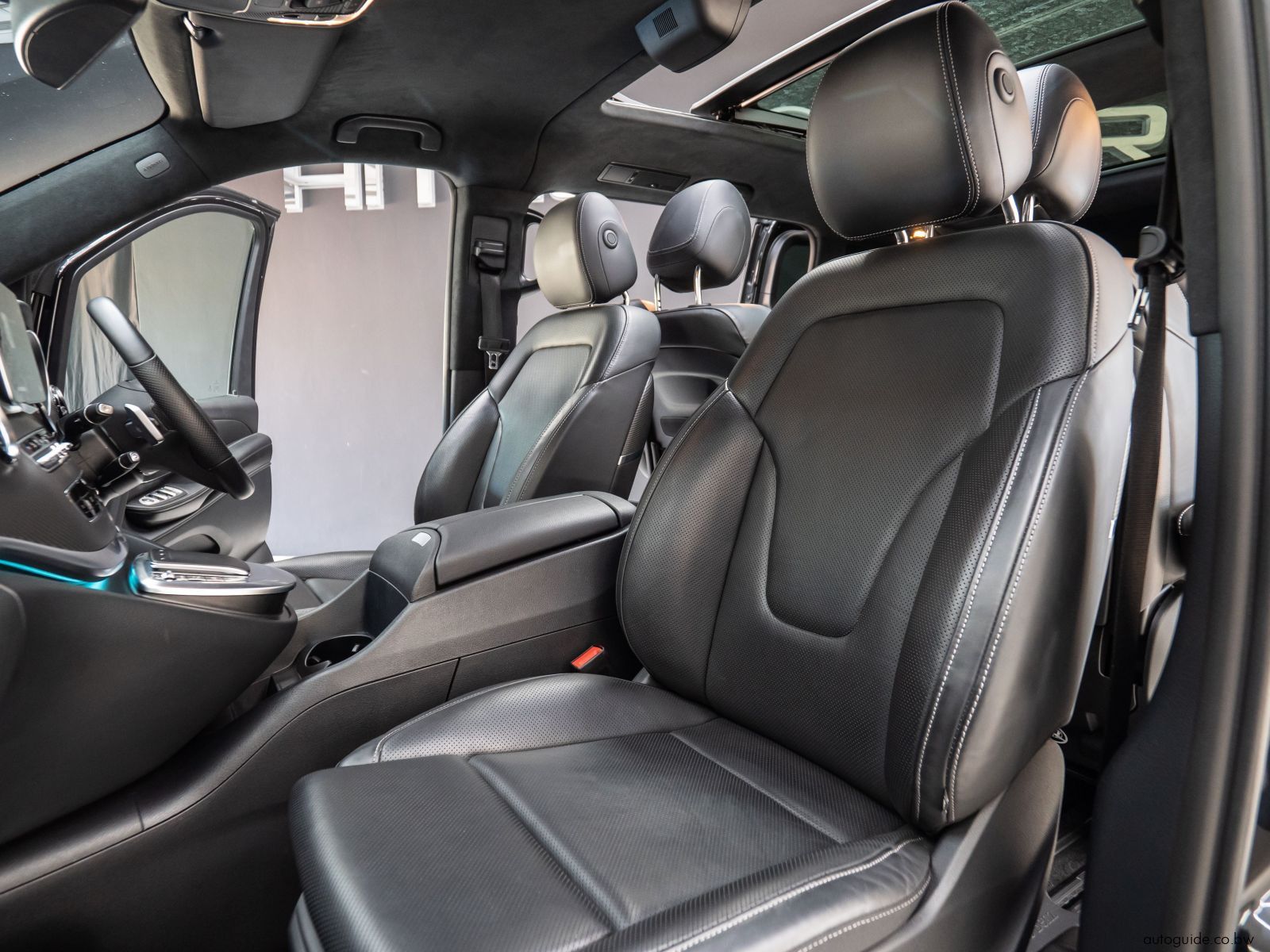 2023 Mercedes-Benz V300D photo