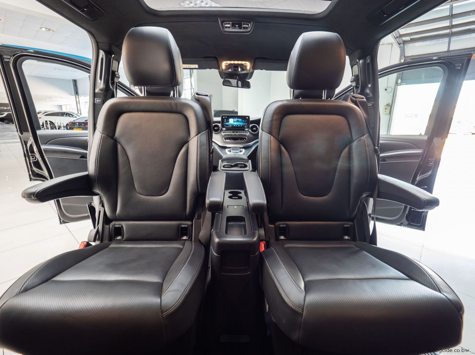 2023 Mercedes-Benz V300D pictures