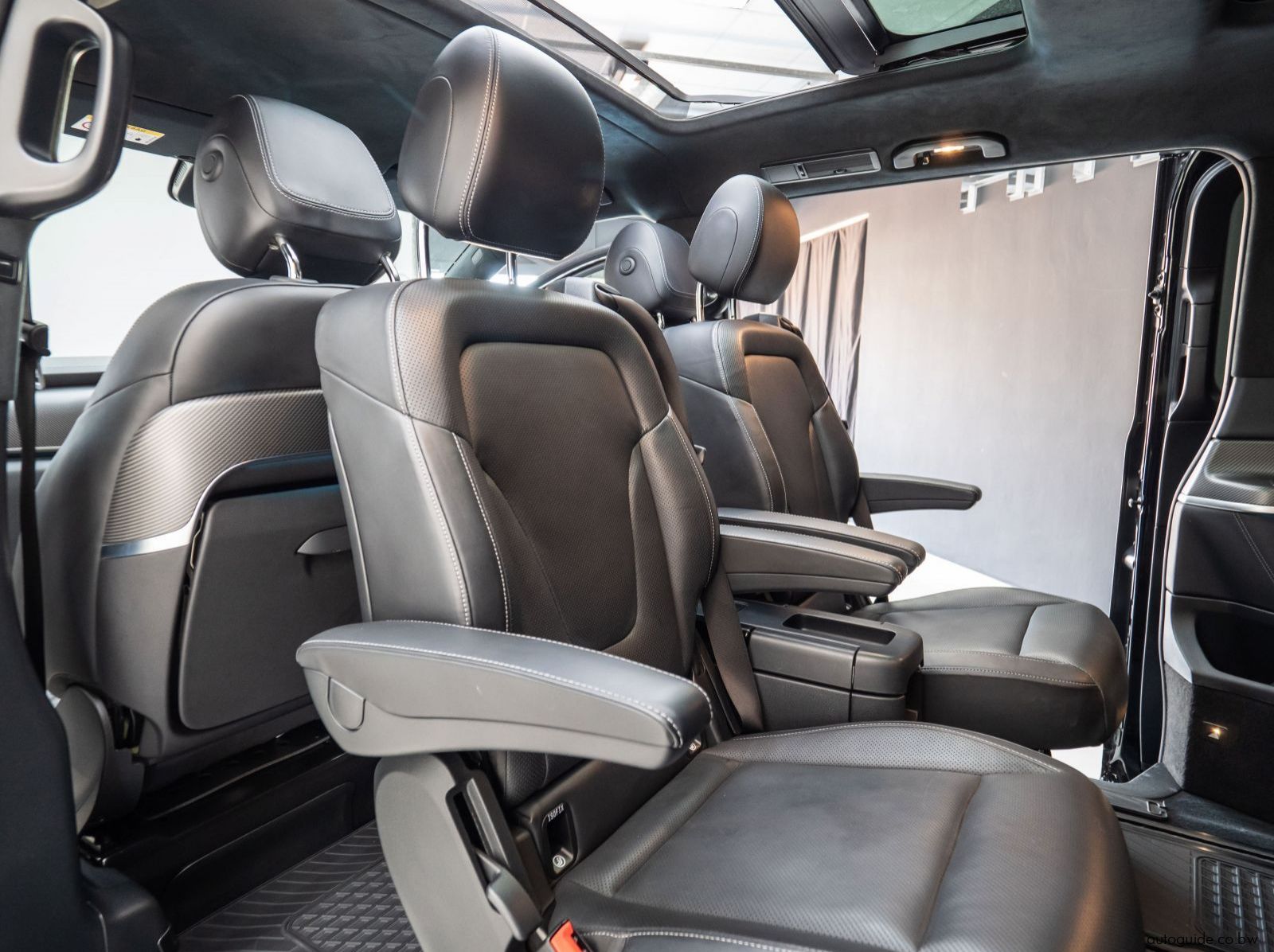 2023 Mercedes-Benz V300D pictures