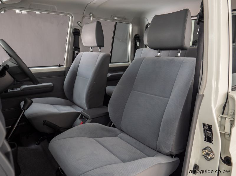 2022 Toyota Land Cruiser LX V8 pictures