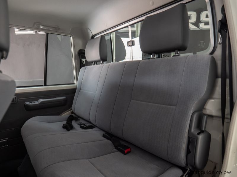 2022 Toyota Land Cruiser LX V8 pictures