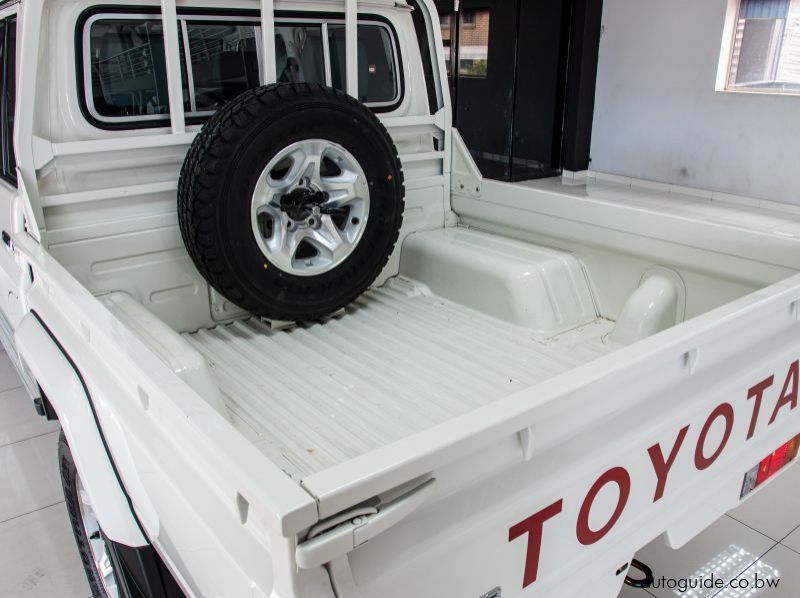 2022 Toyota Land Cruiser LX V8 pictures