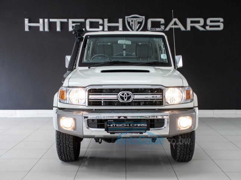 2022 Toyota Land Cruiser LX V8 pictures