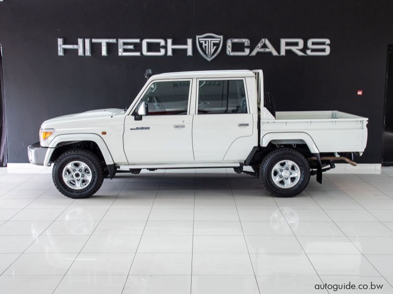 2022 Toyota Land Cruiser LX V8 pictures