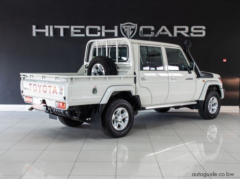 2022 Toyota Land Cruiser LX V8 pictures