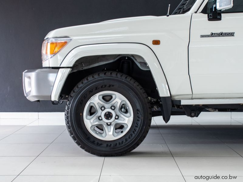 2022 Toyota Land Cruiser LX V8 pictures