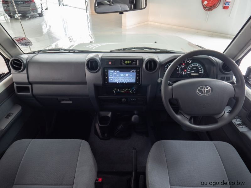 2022 Toyota Land Cruiser LX V8 pictures