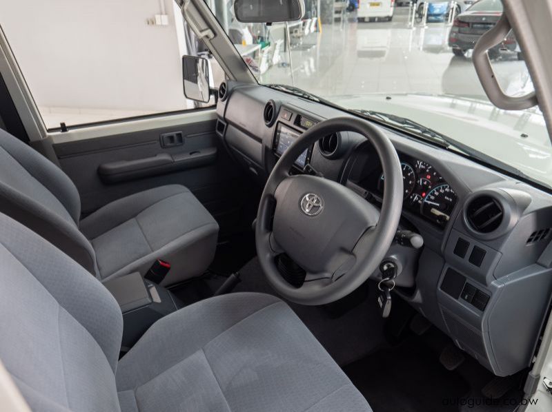 2022 Toyota Land Cruiser LX V8 pictures