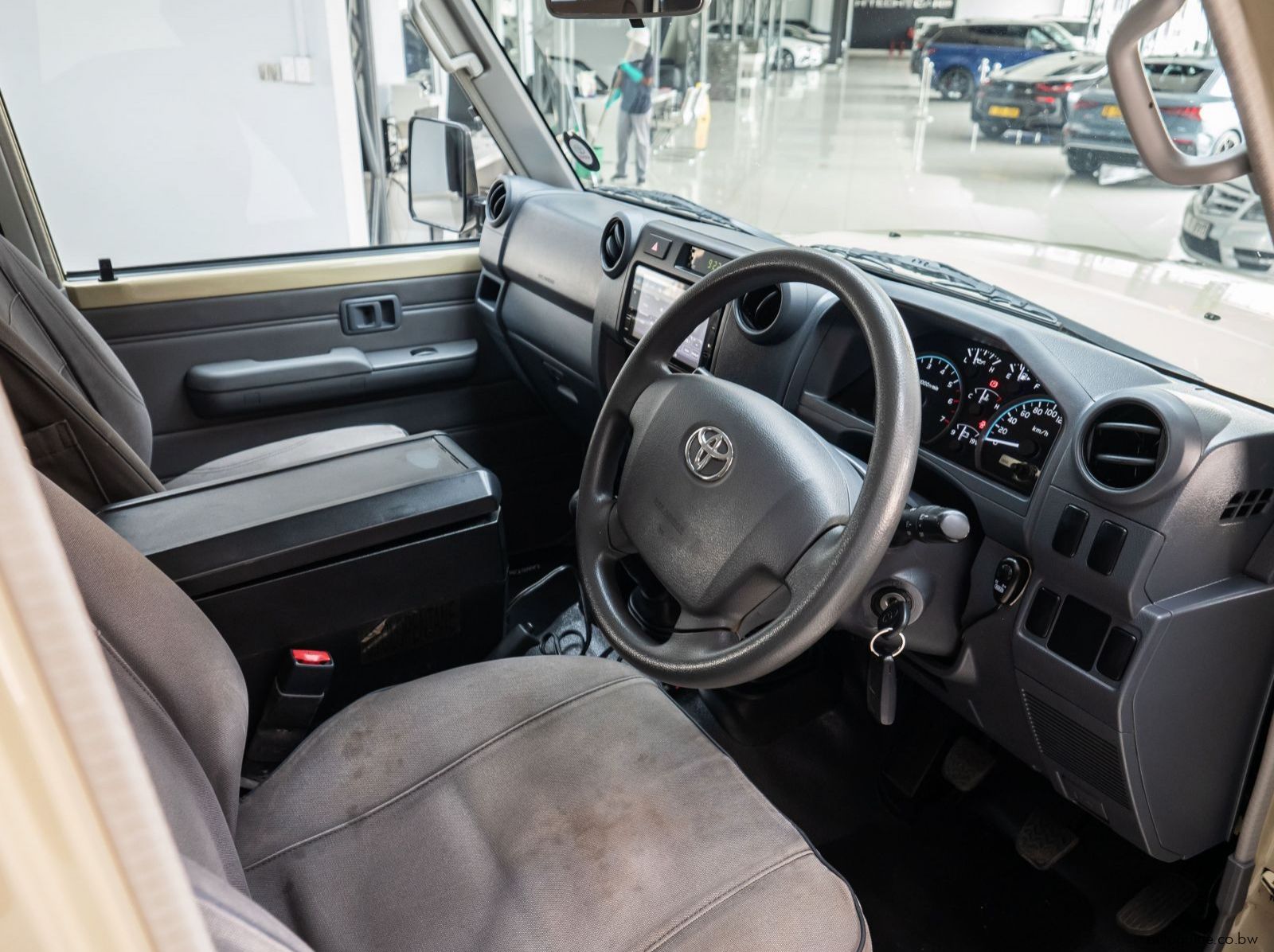 2019 Toyota Land Cruiser V6 pictures