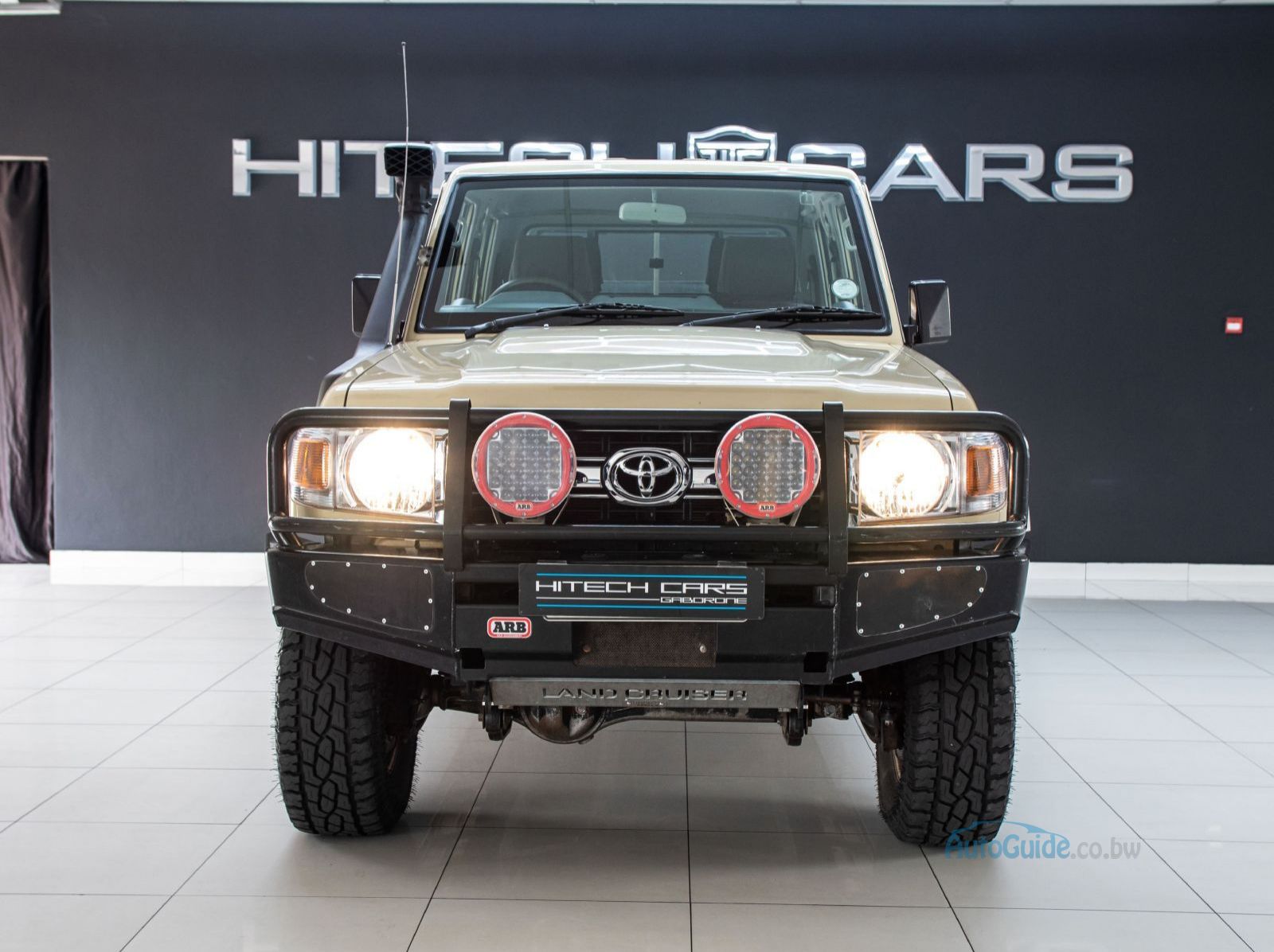 2019 Toyota Land Cruiser V6 pictures