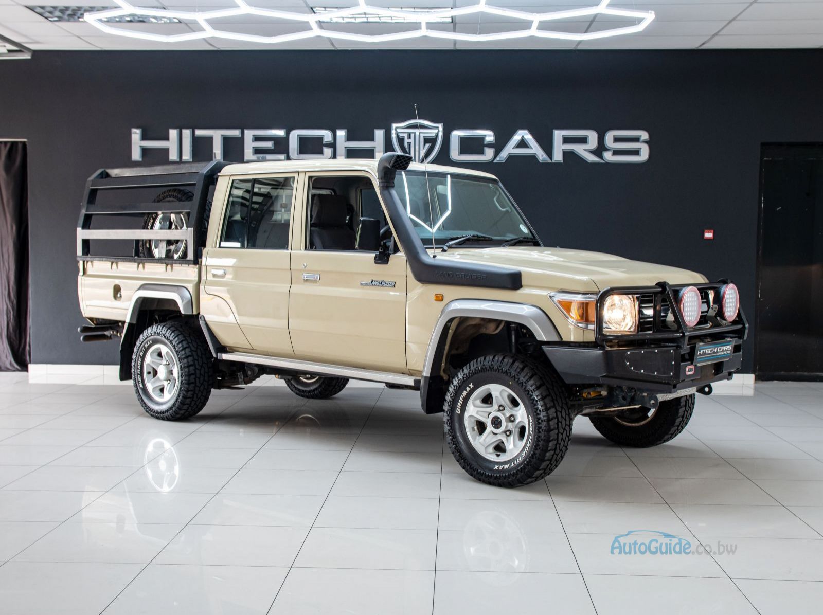 2019 Toyota Land Cruiser V6 pictures