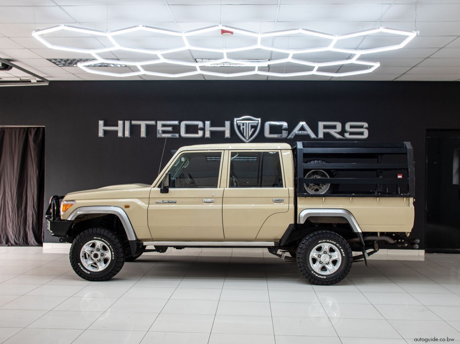 2019 Toyota Land Cruiser V6 pictures