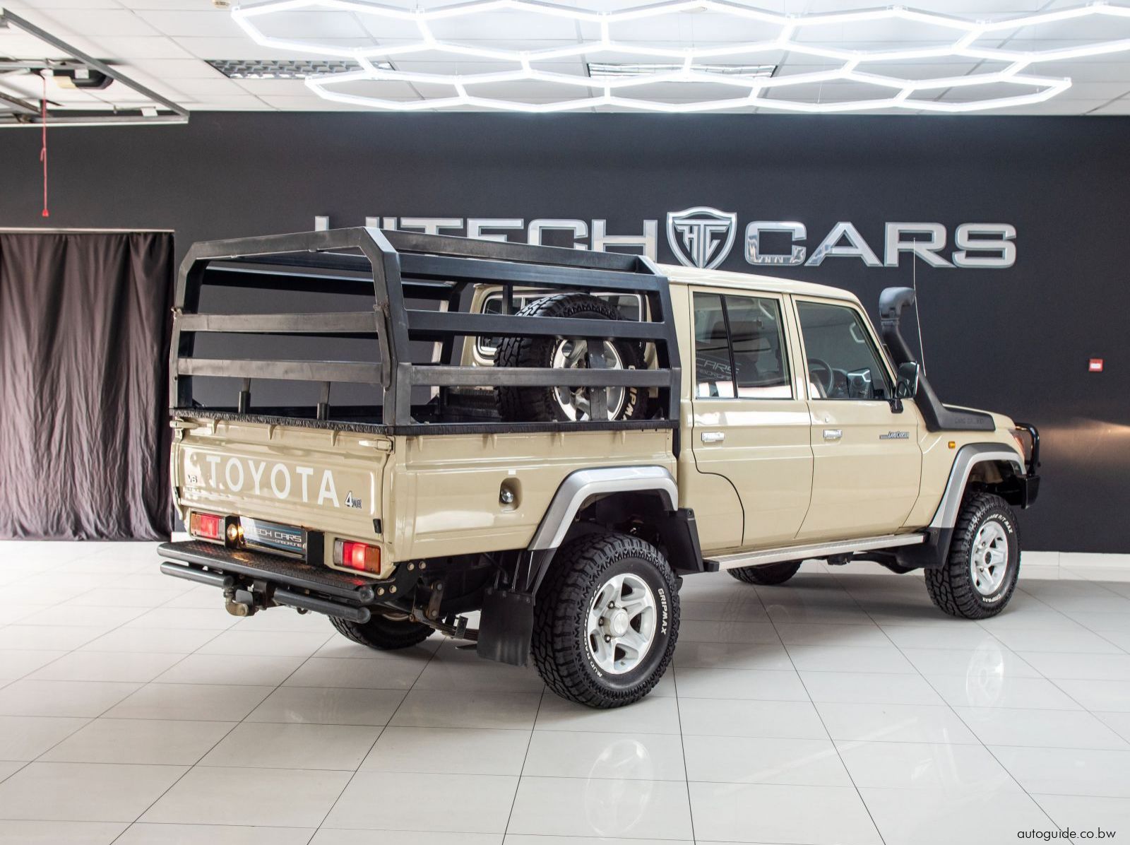 2019 Toyota Land Cruiser V6 pictures