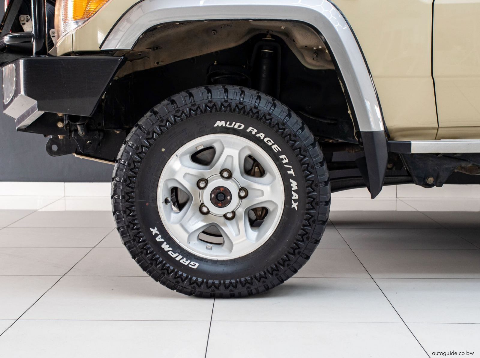 2019 Toyota Land Cruiser V6 pictures