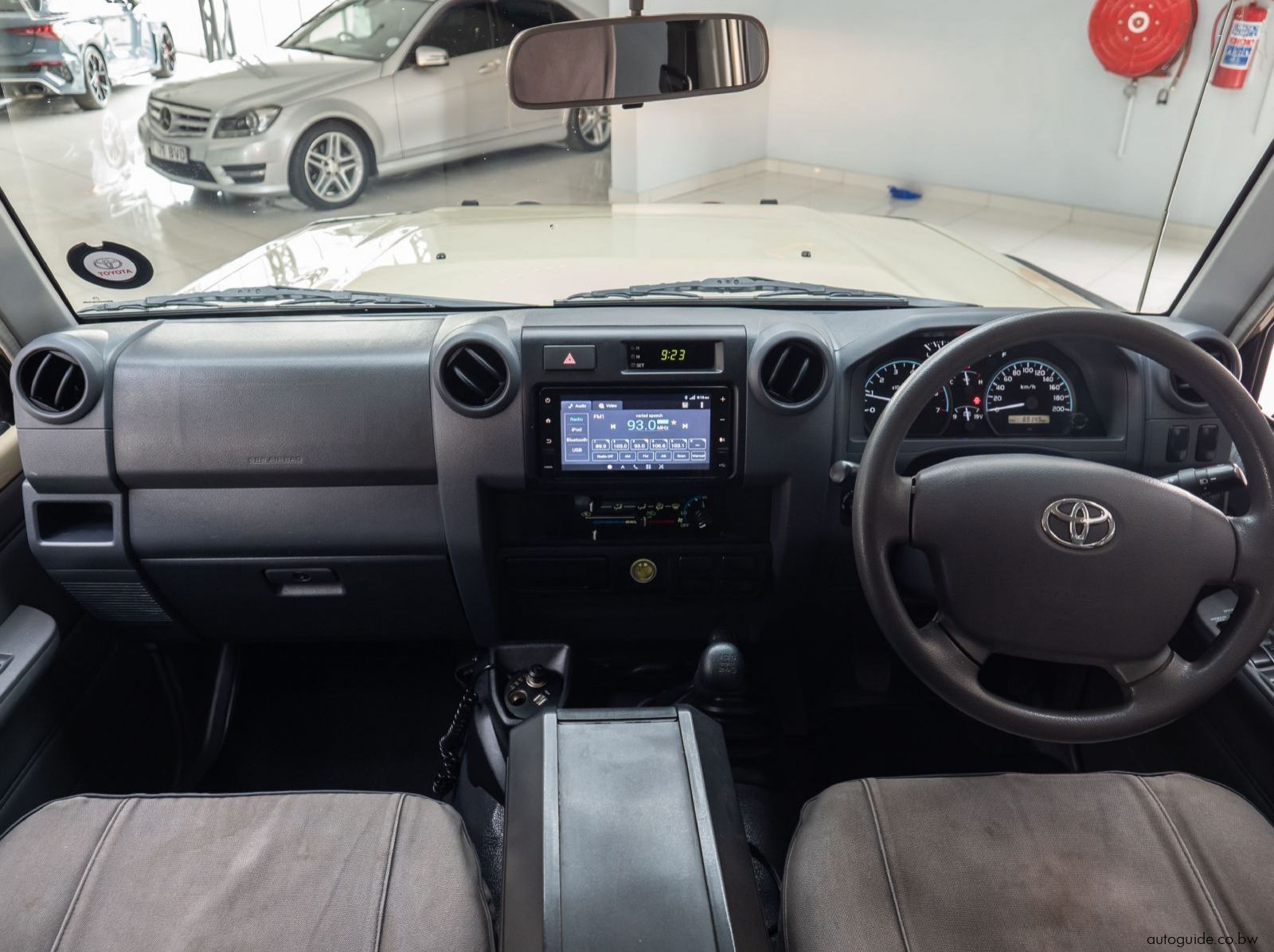 2019 Toyota Land Cruiser V6 pictures