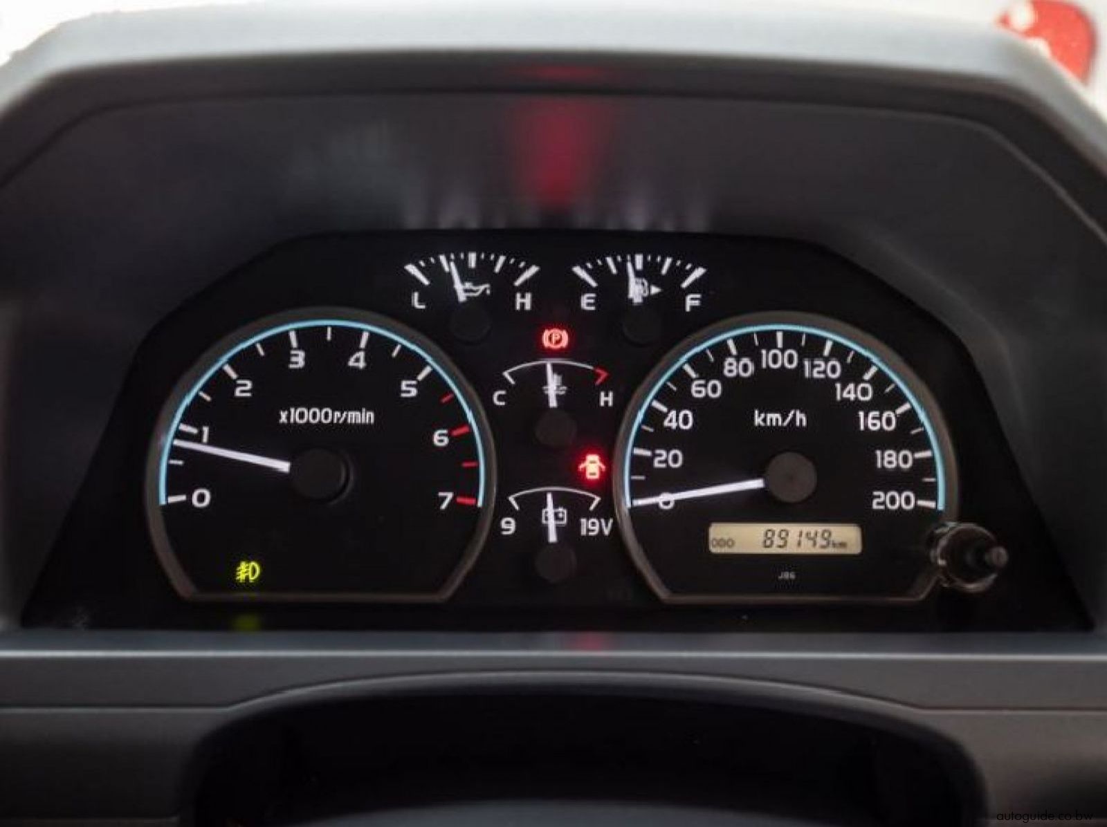 2019 Toyota Land Cruiser V6 pictures