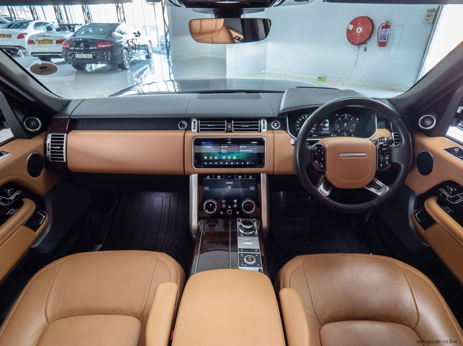 2018 Range Rover Voque SE SD V8 pictures