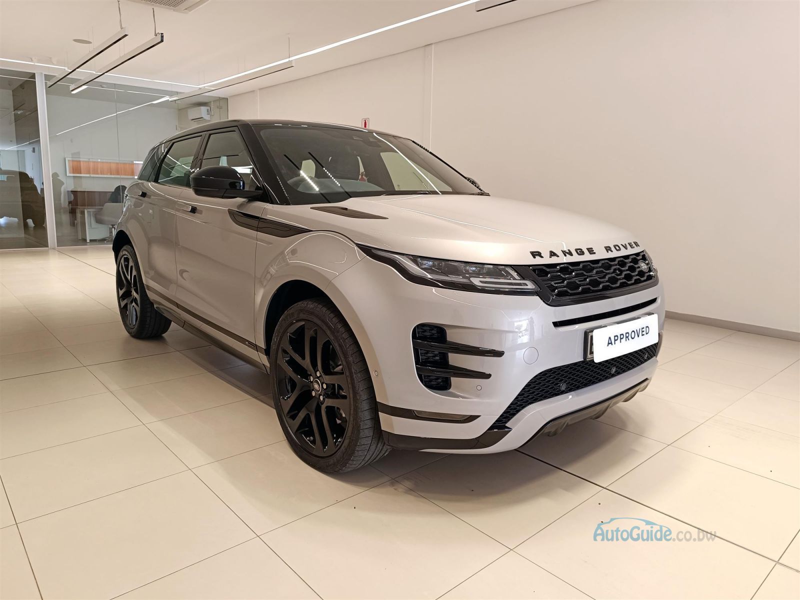 Range Rover Evoque 2.0D 132kW SE in Botswana