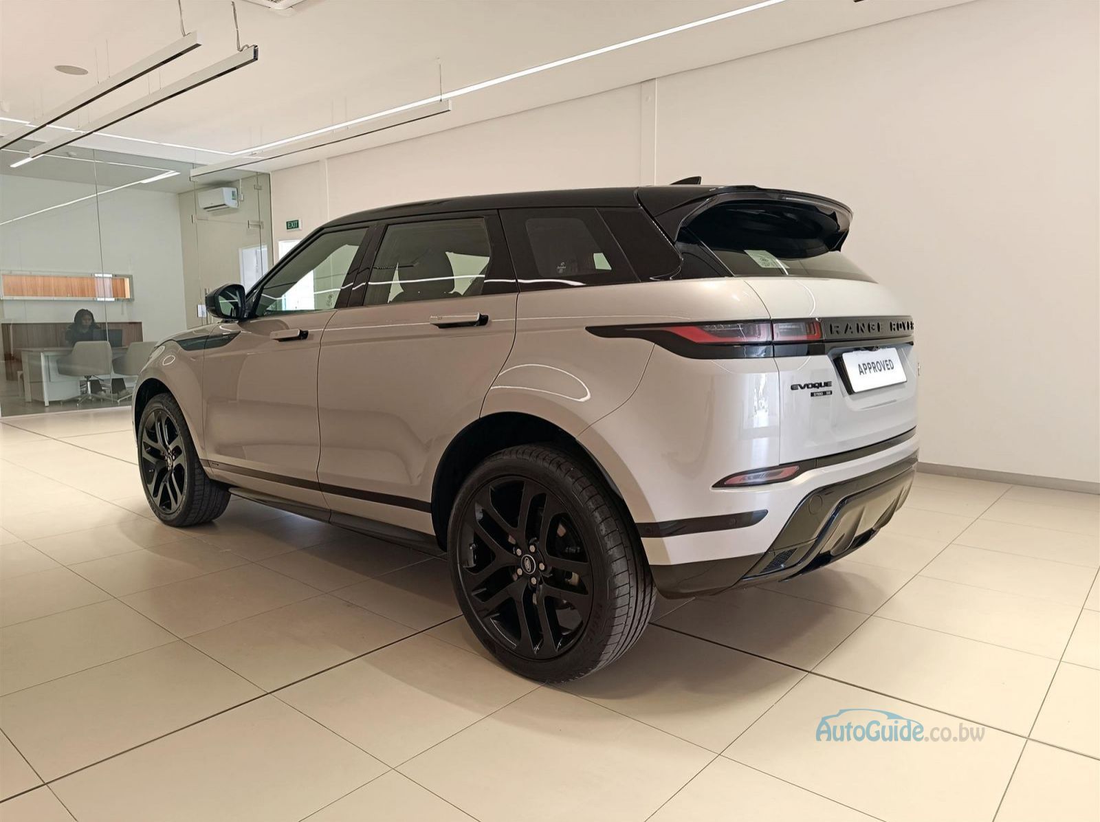 2019 Range Rover Evoque 2.0D 132kW SE pictures
