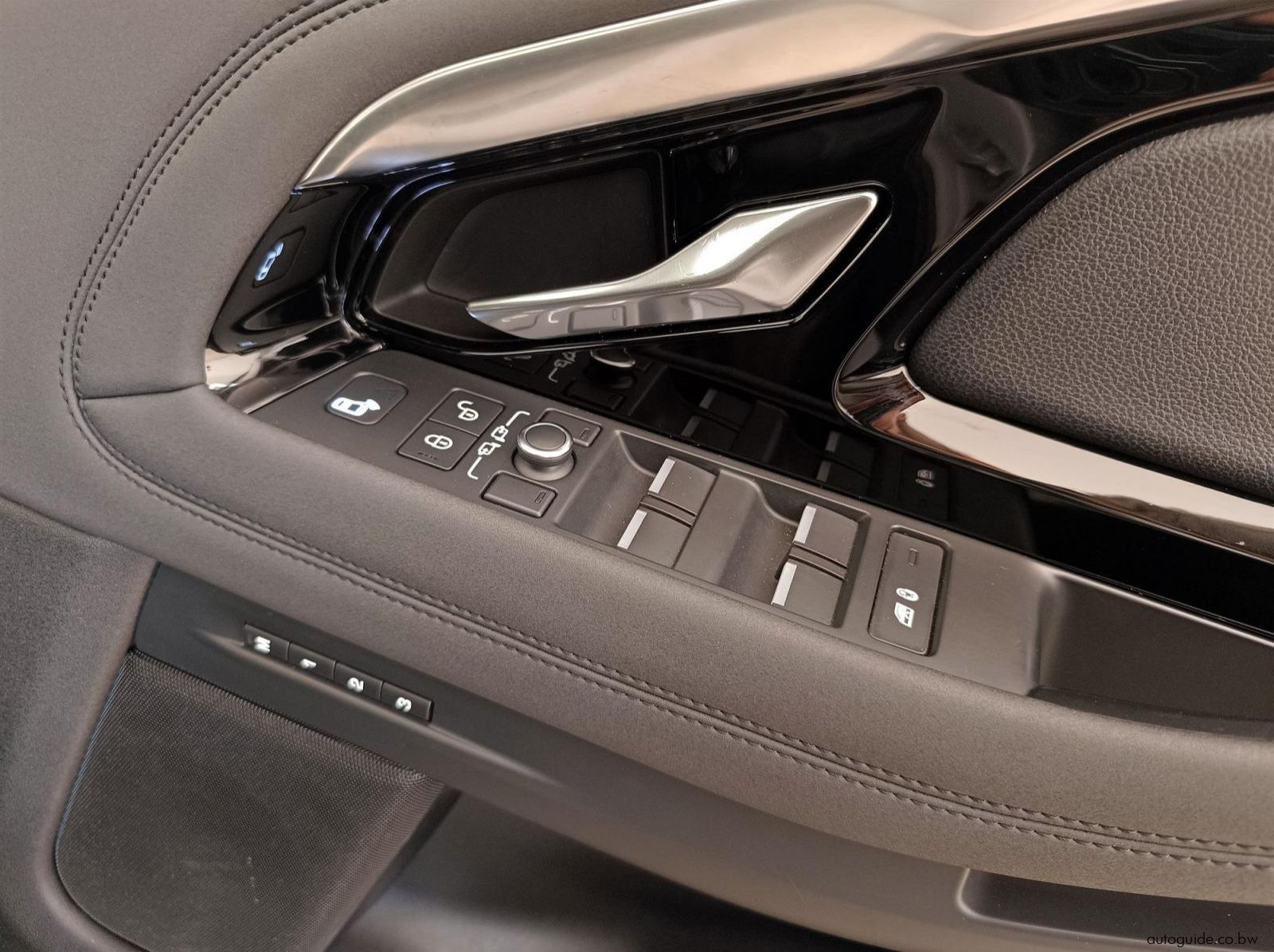 2019 Range Rover Evoque 2.0D 132kW SE pictures