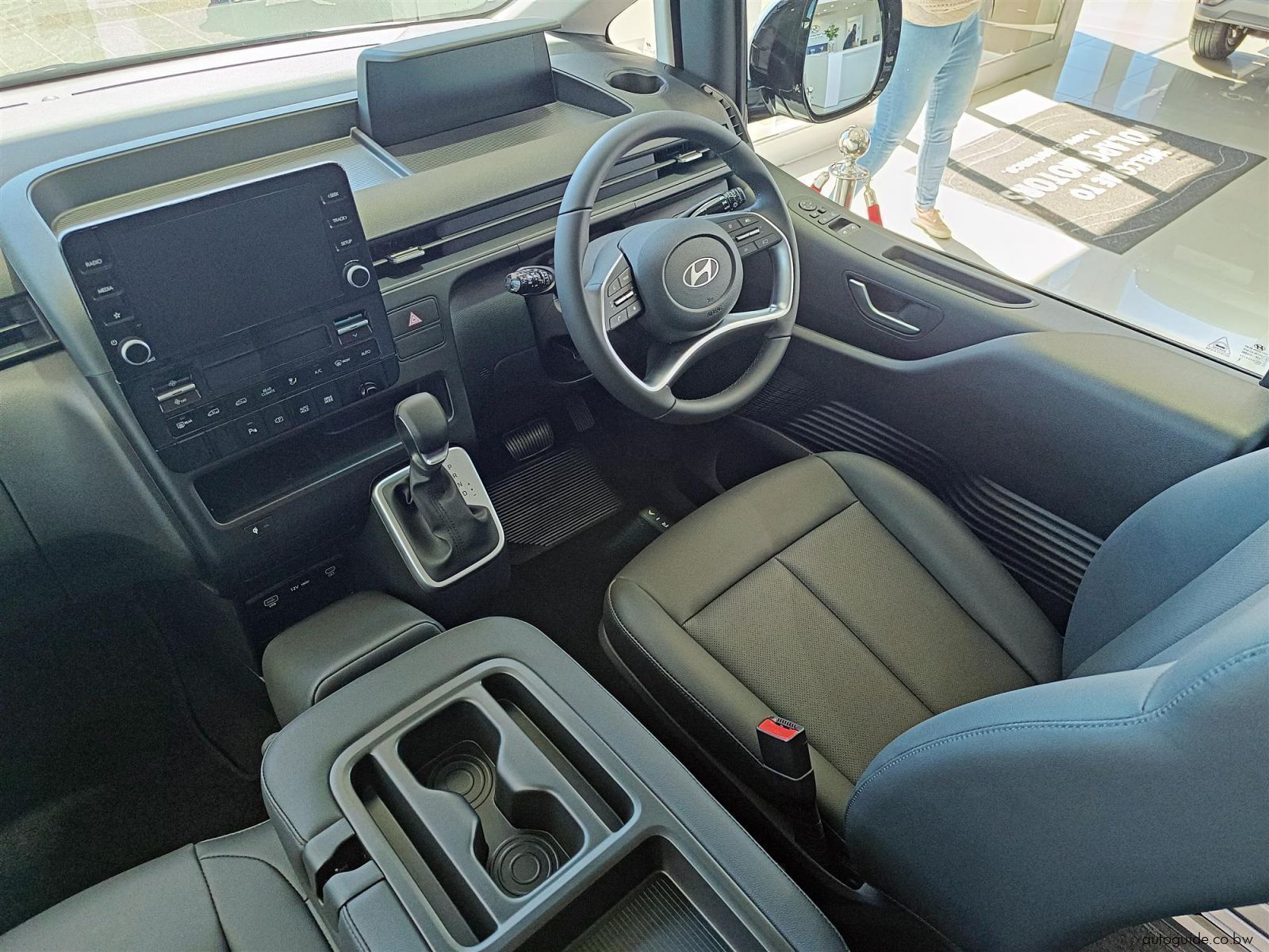 2026 Hyundai Staria R2.2D 11S Executive Bus photo