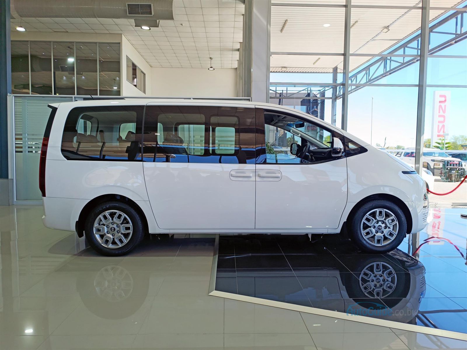 2026 Hyundai Staria R2.2D 11S Executive Bus photo