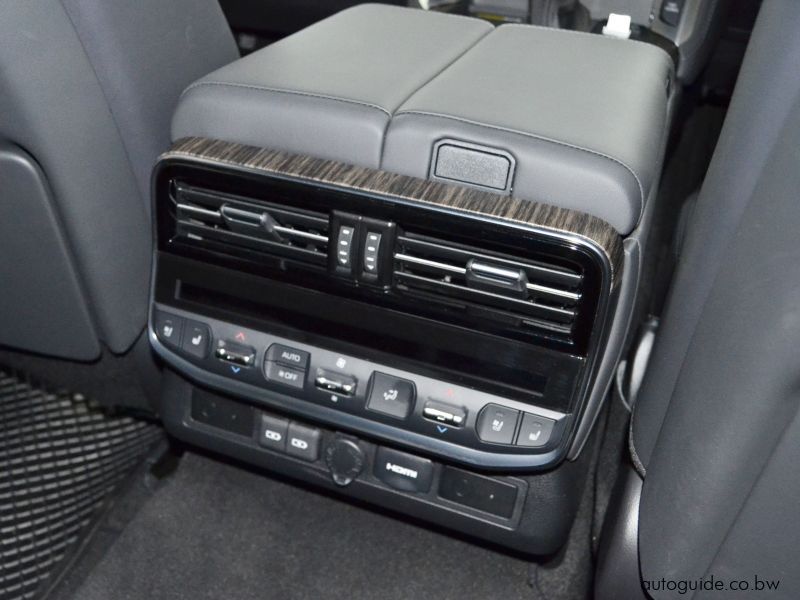 2023 Toyota Land Cruiser 300 Series 3.3TD V6 ZX photo