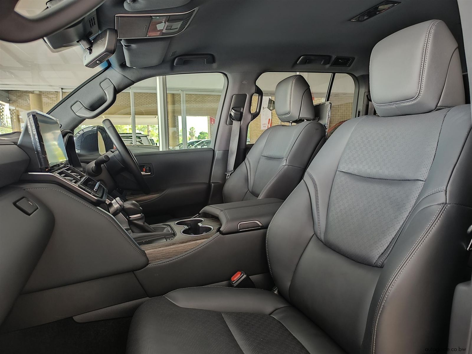 2025 Toyota Land Cruiser 300 ZX 3.3TD photo