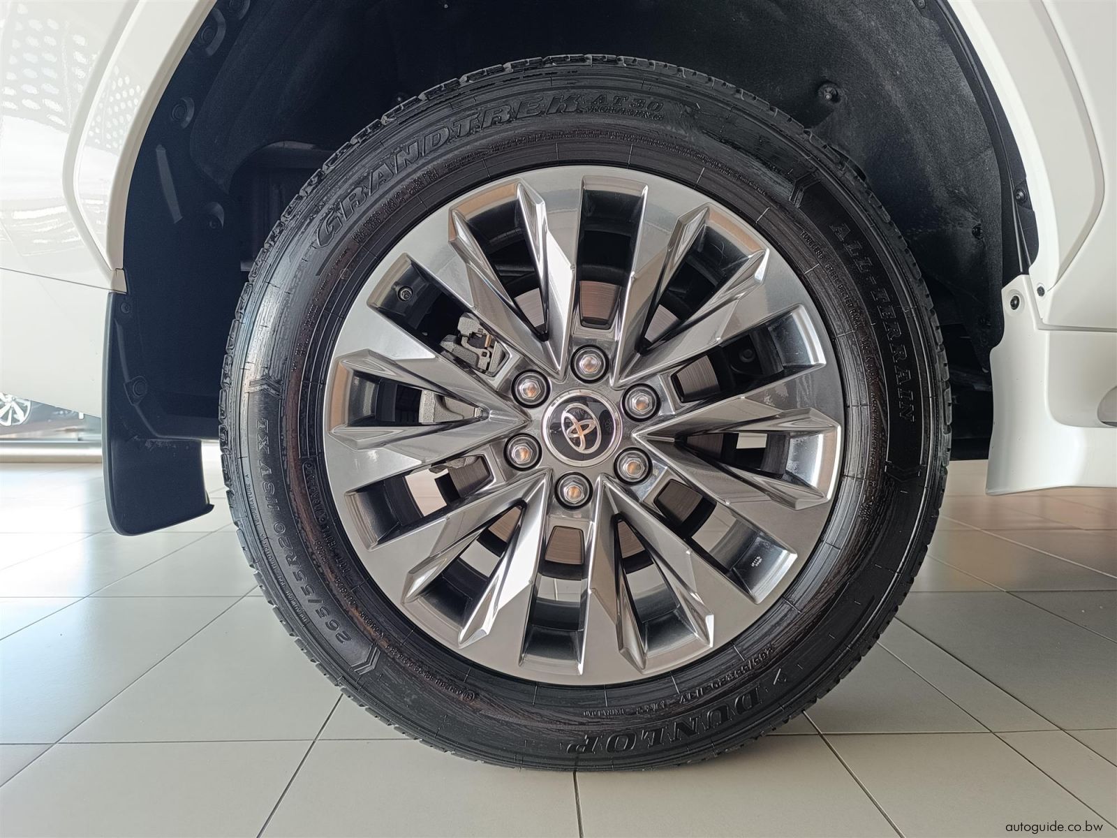 2025 Toyota Land Cruiser 300 ZX 3.3TD photo