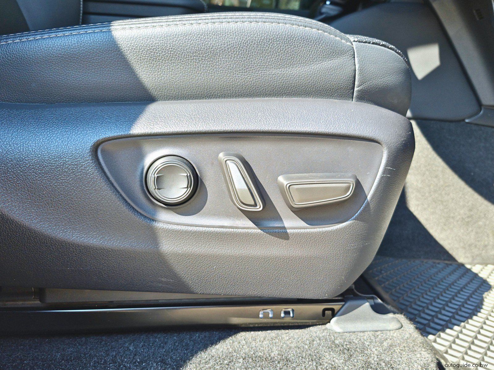 2025 Toyota Prado TX photo